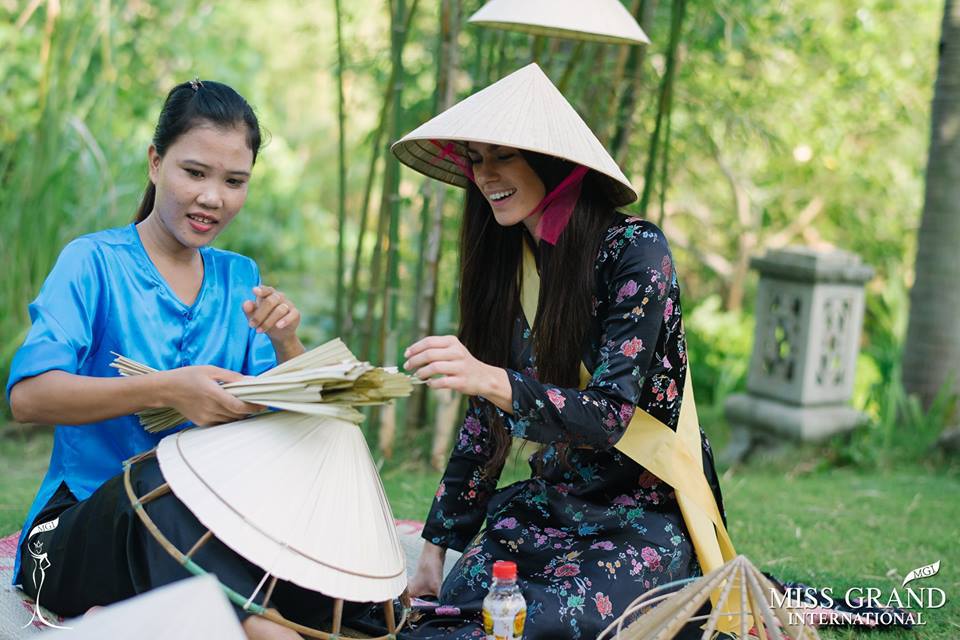 Hoa hậu Hòa bình Quốc tế hào hứng làm nón, nấu món ăn Việt - Ảnh 5