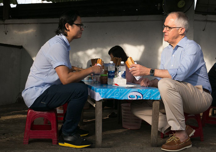 Thủ tướng Úc lần đầu thưởng thức ''bánh mì'' tại Đà Nẵng - Ảnh 1