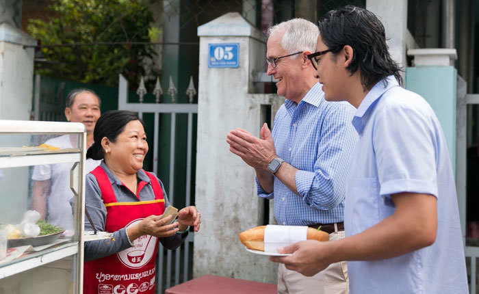 Thủ tướng Úc lần đầu thưởng thức ''bánh mì'' tại Đà Nẵng - Ảnh 3