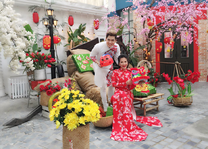 Hoa hậu Lê Thanh Thúy dạo phố Xuân cùng Lưu Chí Vỹ - Ảnh 2