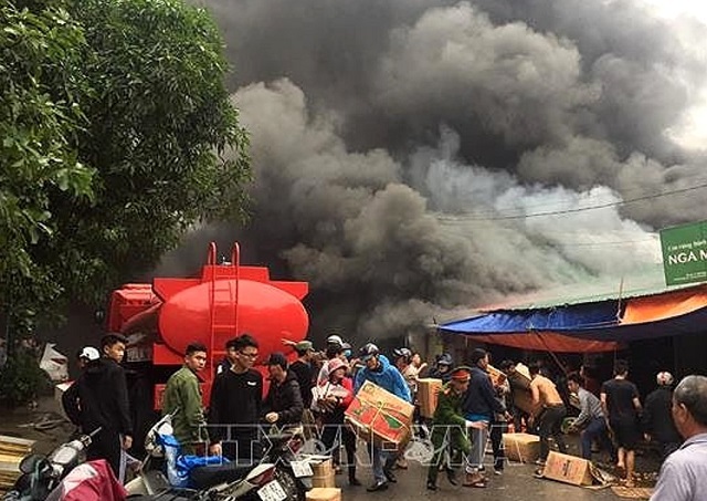 Nghệ An: Cháy lớn ở kho chứa hàng Tết tại chợ Vinh - Ảnh 1
