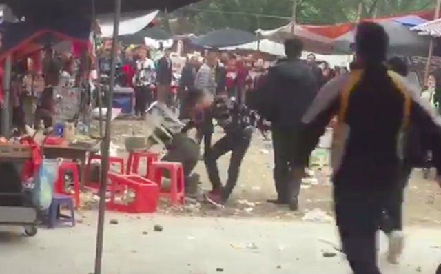 Hà Nội: Nhóm người đánh gục nam thanh niên ngay ở khuôn viên chùa - Ảnh 2