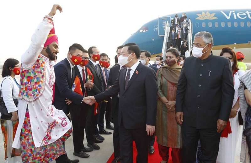 Chủ tịch Quốc hội đến New Delhi, bắt đầu thăm chính thức Ấn Độ - Ảnh 1