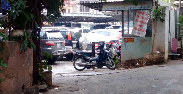 Xử lý bãi xe không phép tại quận Ba Đình: Nơi quyết liệt, chỗ thờ ơ - Ảnh 1