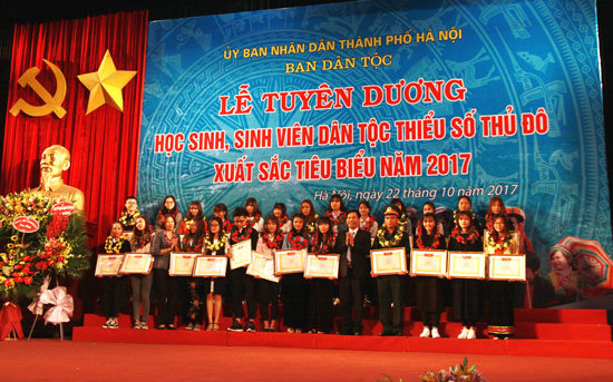 Hà Nội tuyên dương 141 học sinh, sinh viên dân tộc thiểu số xuất sắc tiêu biểu năm 2017 - Ảnh 1