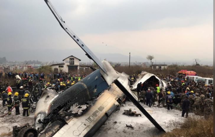 Hiện trường bốc khói vụ máy bay chở 71 người rơi ở Nepal - Ảnh 2