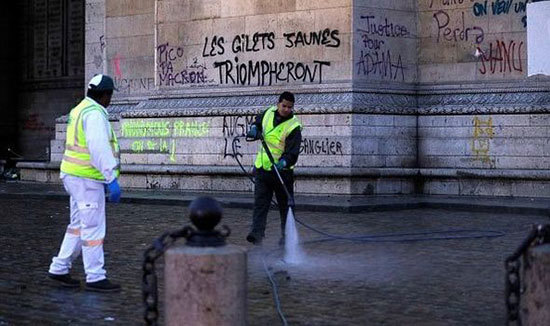 [Ảnh] Paris hoang tàn sau vụ bạo động lớn nhất tại Pháp trong vòng 50 năm qua - Ảnh 7