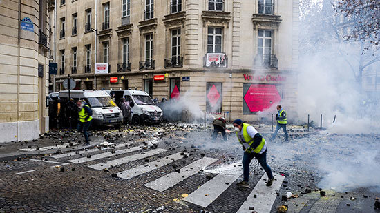 [Ảnh] Paris hoang tàn sau vụ bạo động lớn nhất tại Pháp trong vòng 50 năm qua - Ảnh 4