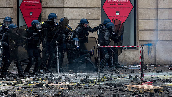 [Ảnh] Paris hoang tàn sau vụ bạo động lớn nhất tại Pháp trong vòng 50 năm qua - Ảnh 3