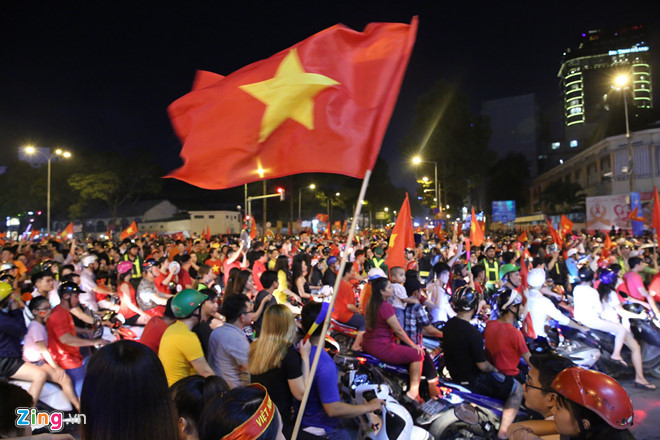 Đêm cuồng nhiệt mừng đội tuyển Việt Nam vô địch AFF Cup 2018 - Ảnh 29