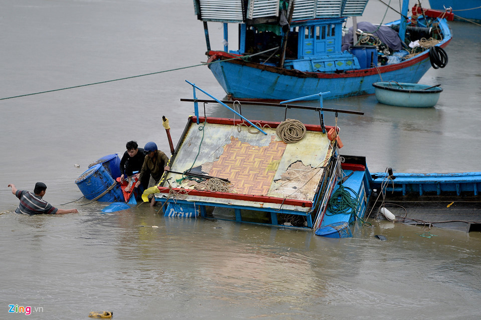 Bão số 12 tàn phá khiến hàng chục người chết, mất tích, lũ cô lập nhiều nơi - Ảnh 21