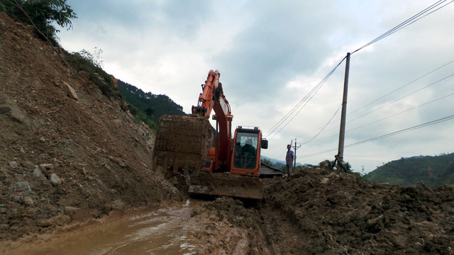 Kinh hãi cảnh hàng chục ô tô bị lũ cuốn, đất vùi ngổn ngang - Ảnh 7