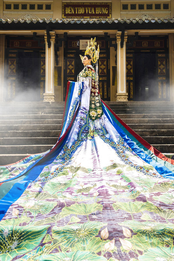 Châu Ngọc Bích mang áo dài gần 4 mét tới Mrs Universe 2018 - Ảnh 10
