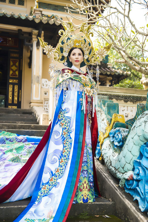 Châu Ngọc Bích mang áo dài gần 4 mét tới Mrs Universe 2018 - Ảnh 3