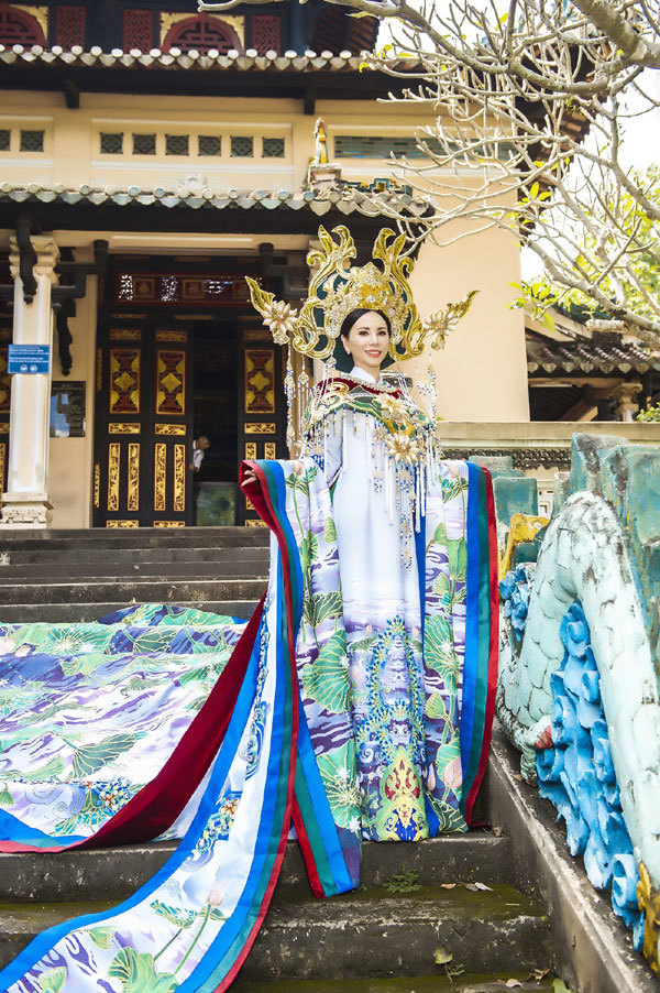 Châu Ngọc Bích mang áo dài gần 4 mét tới Mrs Universe 2018 - Ảnh 4