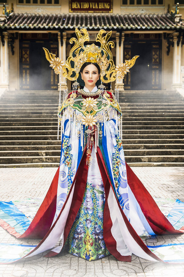 Châu Ngọc Bích mang áo dài gần 4 mét tới Mrs Universe 2018 - Ảnh 6
