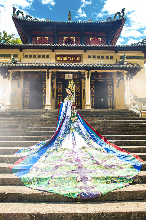 Châu Ngọc Bích mang áo dài gần 4 mét tới Mrs Universe 2018 - Ảnh 9