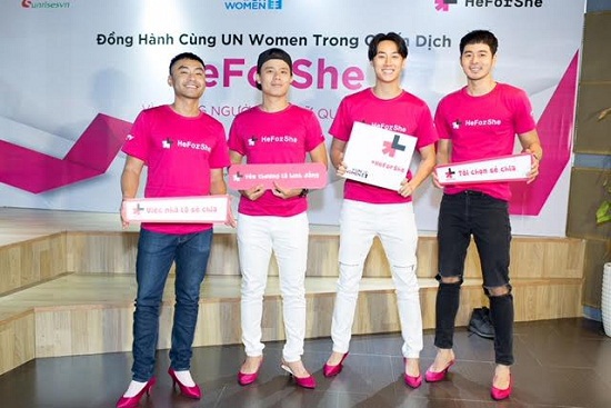 Các nam nghệ sĩ thử giầy cao gót hồng cam kết thúc đẩy bình đẳng giới - Ảnh 1