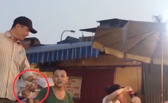 Hà Nội: Khởi tố, bắt tạm giam 3 đối tượng trong vụ "bảo kê" ở chợ Long Biên - Ảnh 1