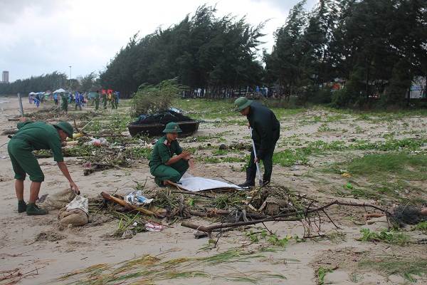 Đà Nẵng ra quân tổng vệ sinh bãi biển sau đợt mưa lớn - Ảnh 2