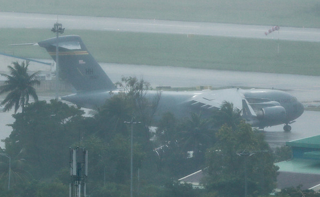 Máy bay vận tải của Tổng thống Mỹ đã tới Đà Nẵng - Ảnh 1