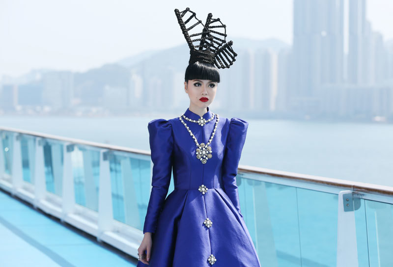 Siêu mẫu gốc Việt “náo loạn” biển Hong Kong - Ảnh 5