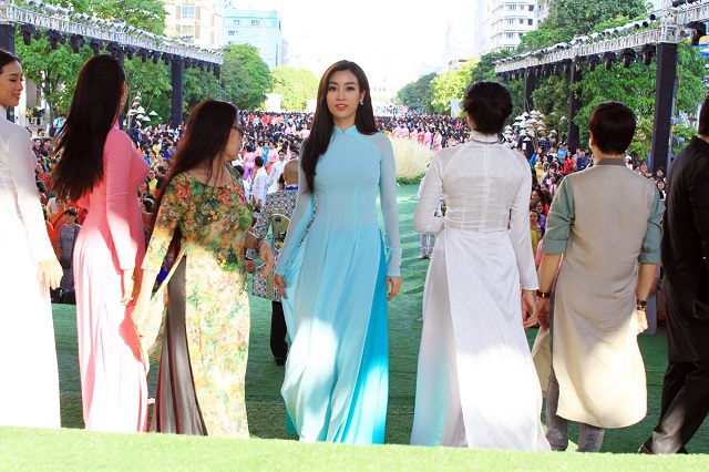 Dàn sao Việt cùng 3.000 người mặc áo dài trên phố đi bộ Nguyễn Huệ - Ảnh 1