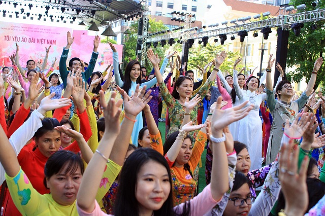 Dàn sao Việt cùng 3.000 người mặc áo dài trên phố đi bộ Nguyễn Huệ - Ảnh 5