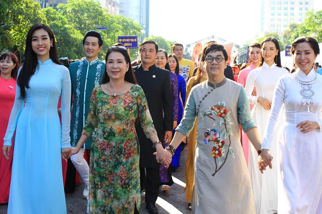 Dàn sao Việt cùng 3.000 người mặc áo dài trên phố đi bộ Nguyễn Huệ - Ảnh 3