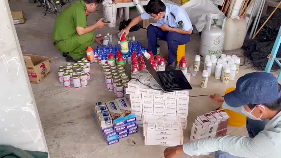Mua thuốc bảo vệ thực vật bị cấm sử dụng ở Việt Nam để bán kiếm lời - Ảnh 2