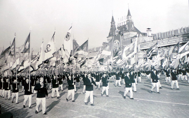 Hình ảnh Cách mạng Tháng Mười Nga và Bác Hồ với nhân dân Xô Viết - Ảnh 17