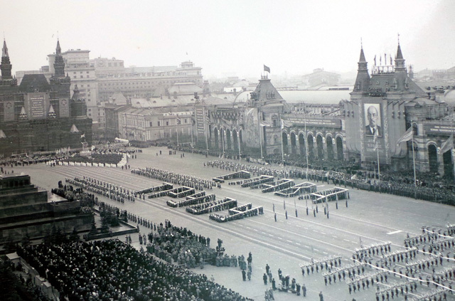 Hình ảnh Cách mạng Tháng Mười Nga và Bác Hồ với nhân dân Xô Viết - Ảnh 18