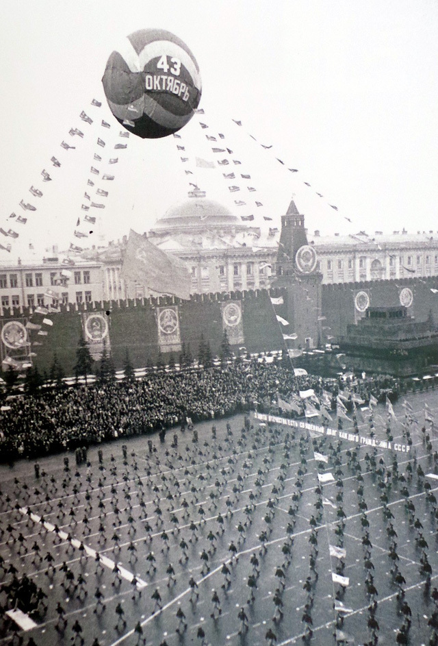 Hình ảnh Cách mạng Tháng Mười Nga và Bác Hồ với nhân dân Xô Viết - Ảnh 19