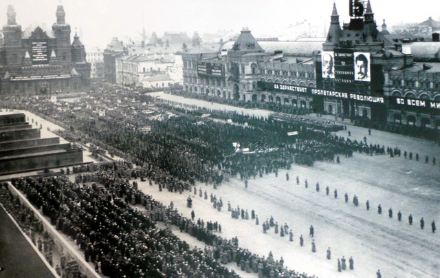 Hình ảnh Cách mạng Tháng Mười Nga và Bác Hồ với nhân dân Xô Viết - Ảnh 16