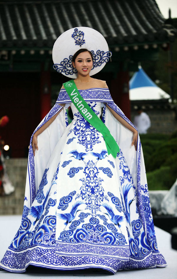 Quốc phục lộng lẫy dài 3m của Hoàng Thu Thảo tại Nữ hoàng Sắc đẹp Toàn cầu 2017 - Ảnh 1