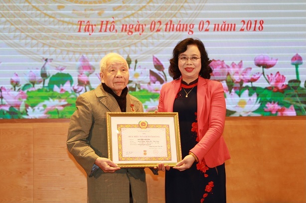 Phó Bí thư Thường trực Thành ủy trao Huy hiệu Đảng cho đảng viên quận Tây Hồ - Ảnh 1