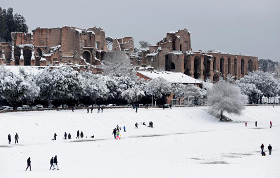 Hình ảnh hiếm hoi băng tuyết bao phủ thủ đô Rome của Italia - Ảnh 9