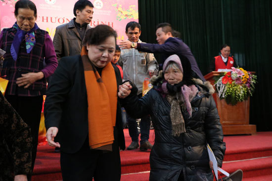 Chủ tịch HĐND TP Nguyễn Thị Bích Ngọc tặng quà cho các hộ nghèo huyện Phú Xuyên - Ảnh 10