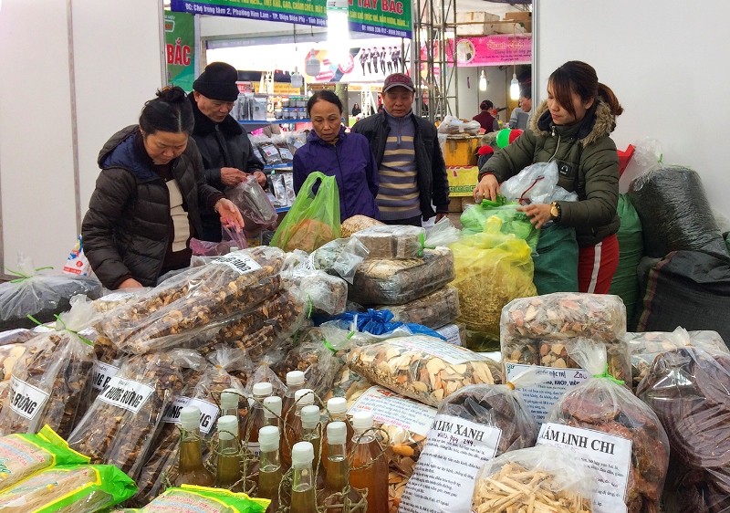 Nô nức mua sắm tại Hội chợ Tết Việt - Ảnh 5