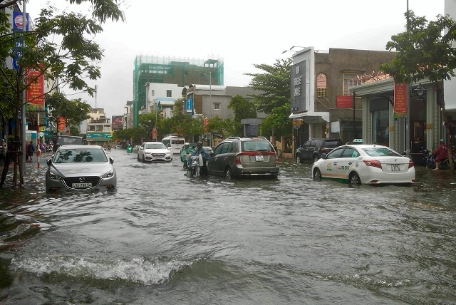 Mưa lớn kéo dài, Đà Nẵng chìm trong biển nước - Ảnh 2