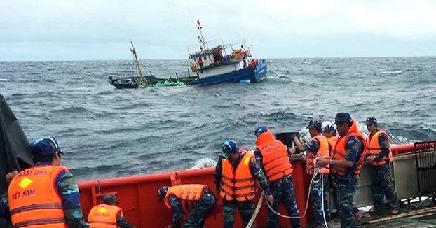 Cứu thành công tàu cá cùng 8 ngư dân gặp nạn trên biển - Ảnh 1