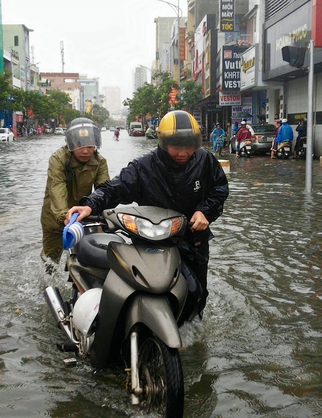 Mưa lớn kéo dài, Đà Nẵng chìm trong biển nước - Ảnh 3