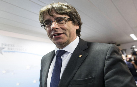 Từ chối về nước hầu tòa, cựu Thủ hiến Catalonia đối mặt với lệnh bắt giữ - Ảnh 1
