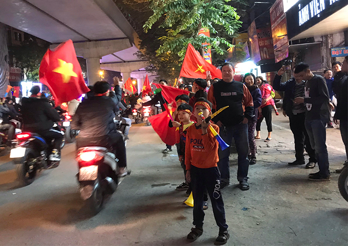 Đêm cuồng nhiệt mừng đội tuyển Việt Nam vô địch AFF Cup 2018 - Ảnh 3