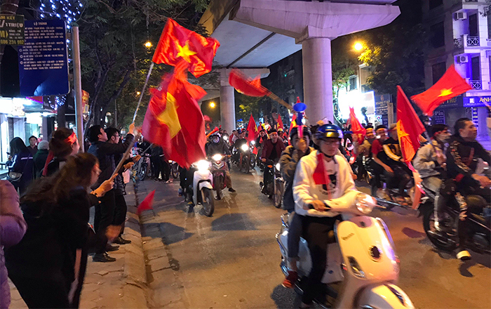 Đêm cuồng nhiệt mừng đội tuyển Việt Nam vô địch AFF Cup 2018 - Ảnh 4