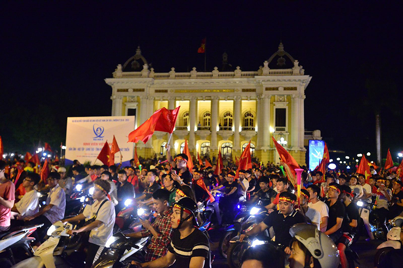 Đêm cuồng nhiệt mừng đội tuyển Việt Nam vô địch AFF Cup 2018 - Ảnh 8