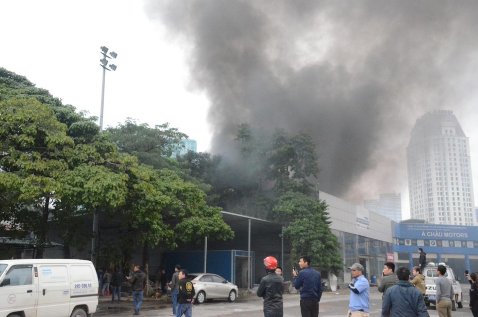 Hà Nội: Cháy lớn tại gara ô tô trên đường Lê Quang Đạo - Ảnh 2