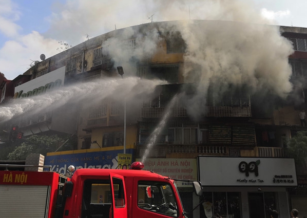 Hà Nội: Cháy dữ dội tại tập thể 5 tầng trên phố Tôn Thất Tùng - Ảnh 4