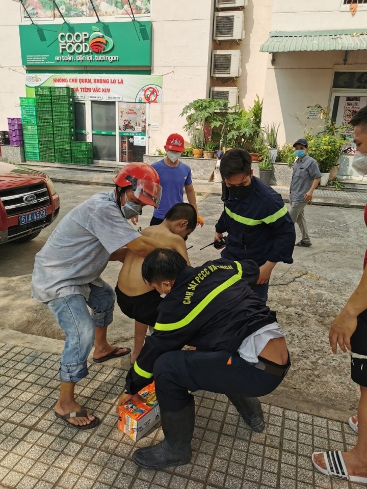 TP Hồ Chí Minh: Cháy chung cư ở quận 12, ba người đi cấp cứu - Ảnh 2