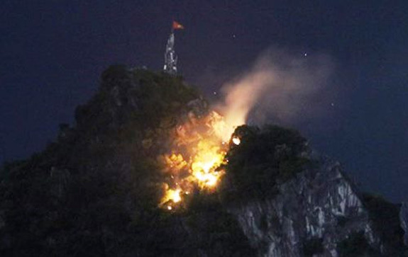 Cháy lớn trên núi Bài Thơ ở Quảng Ninh - Ảnh 1